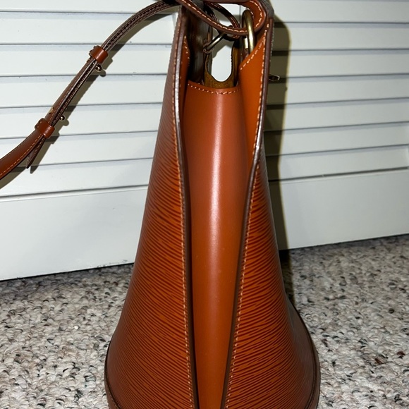 💯 Authentic Louis Vuitton Epi Cluny Leather Bag - - Picture 6 of 15